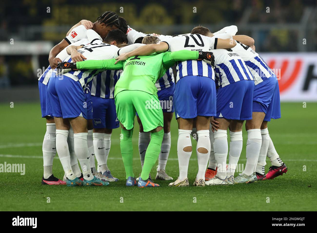 Dortmund, Deutschland. 19. Februar 2023. Fußball: Bundesliga, Borussia Dortmund - Hertha BSC, Spieltag 21, Signal Iduna Park. Die Berliner Spieler bilden vor dem Spiel einen Team-Kreis. Kredit: Rolf Vennenbernd/dpa/Alamy Live News Stockfoto