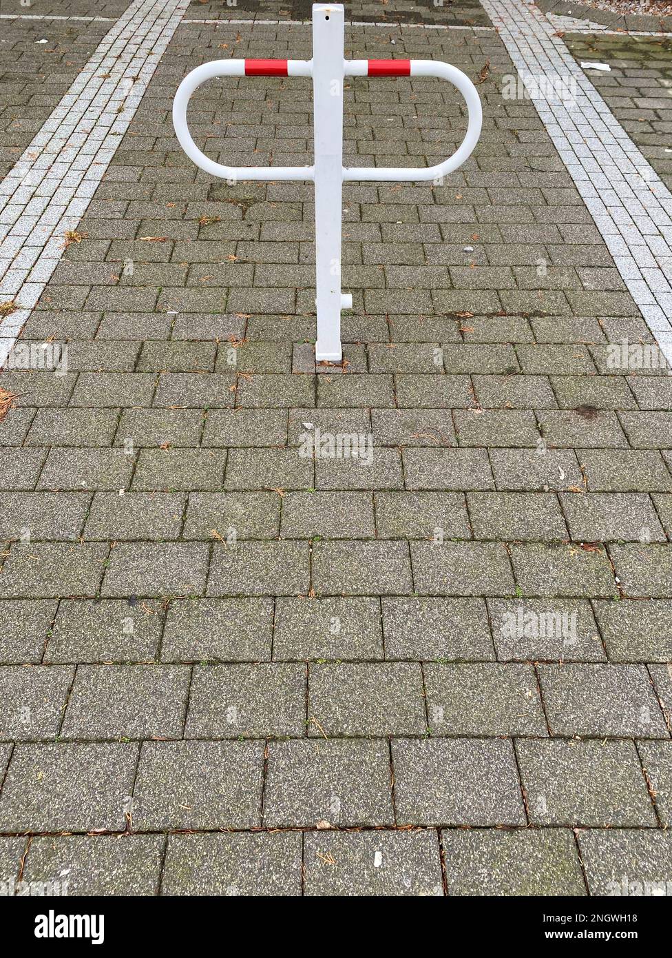 Parkplatz vor einem Hotel, der durch ein Hindernis blockiert ist. Stockfoto