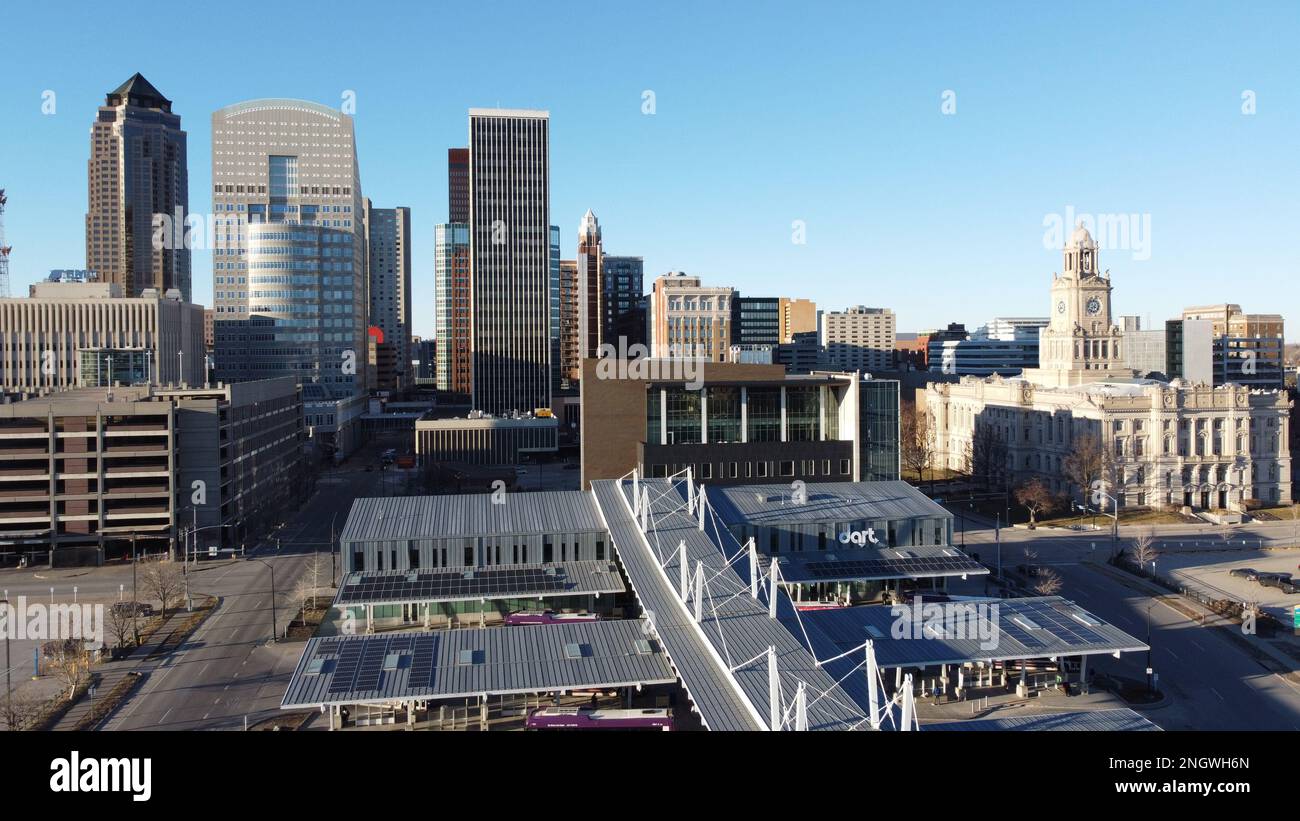 Des Moines, IOWA, USA - 11. Februar 2023: Luftaufnahme der Skyline des Moines vom EMC Overlook im MacRae Park Stockfoto