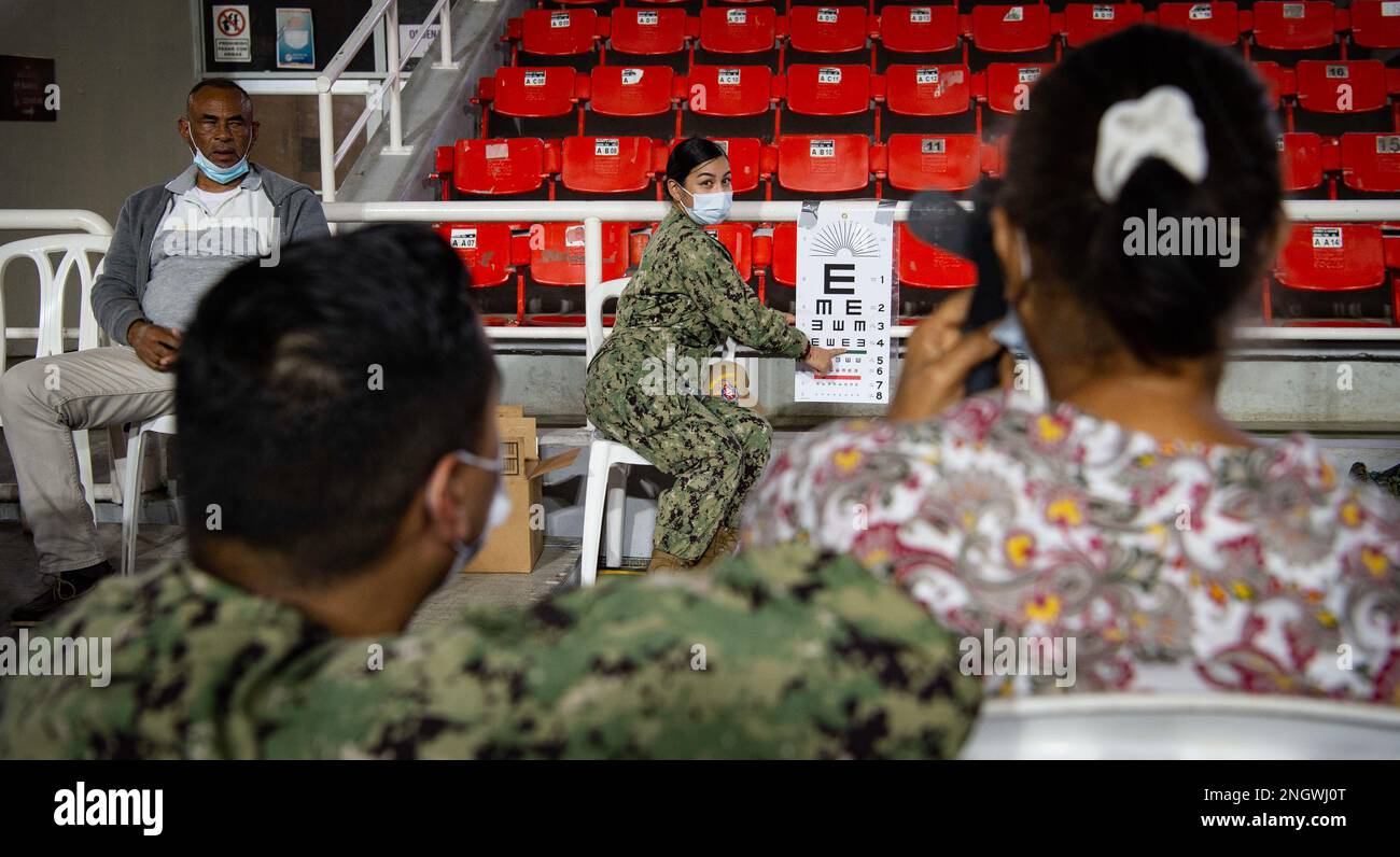 SANTO DOMINGO, Dominikanische Republik (28. Nov. 2022) Hospital Corpsman 3. Klasse Kaitlyn Henson aus San Diego, Kalifornien und dem Krankenschiff USNS Comfort (T-AH 20) zugewiesen, hilft bei der Durchführung einer Augenuntersuchung am medizinischen Standort während der weiteren Versprechung. Continuing Promise 2022 ist eine humanitäre Hilfe und Goodwill Mission, die direkte medizinische Versorgung, expeditionale tierärztliche Versorgung und Expertenaustausch mit fünf Partnerländern in der Karibik, Mittel- und Südamerika durchführt. Stockfoto