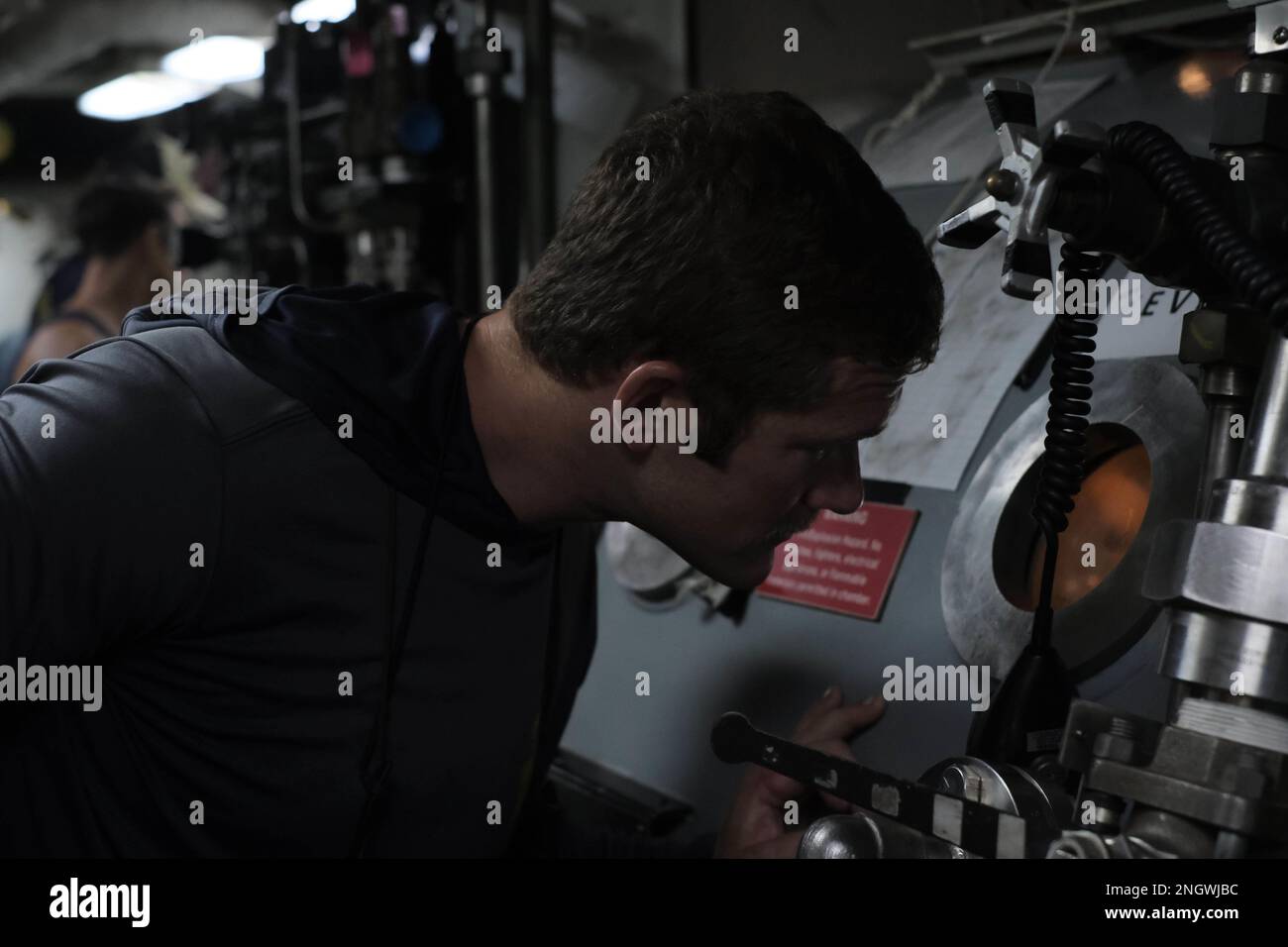 USA Chief Navy Diver Zach Hanson von Mobile Diving Salvage Unit Company 1-6 beaufsichtigt Taucher in der Rekompressionskammer in der Nähe der Salomonen, 28. November 2022. MDSU Company 1-6 arbeitet mit der DPAA zusammen, um vermisste Amerikaner in der Nähe der Salomonen zu Bergen. Die Mission der DPAA ist es, eine möglichst umfassende Rechenschaft über vermisste und unbekannte US-Mitarbeiter zu erlangen, und zwar für ihre Familien und die Nation. Stockfoto