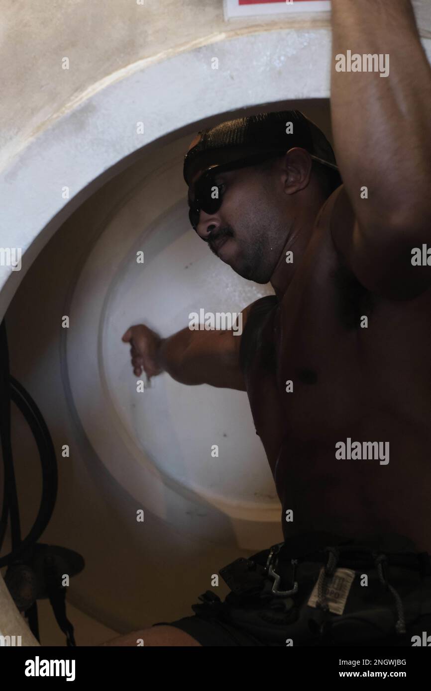 USA Navy Diver 2. Class Elmer Figuaroa, Mobile Diving Salvage Unit Company 1-6, versiegelt die Tür der Verdichtungskammer, nachdem Taucher von der Durchführung von Tauchgängen in der Nähe der Salomonen zurückgekehrt sind, 28. November 2022. MDSU Company 1-6 arbeitet mit der DPAA zusammen, um vermisste Amerikaner in der Nähe der Salomonen zu Bergen. Die Mission der DPAA ist es, eine möglichst umfassende Rechenschaft über vermisste und unbekannte US-Mitarbeiter zu erlangen, und zwar für ihre Familien und die Nation. Stockfoto