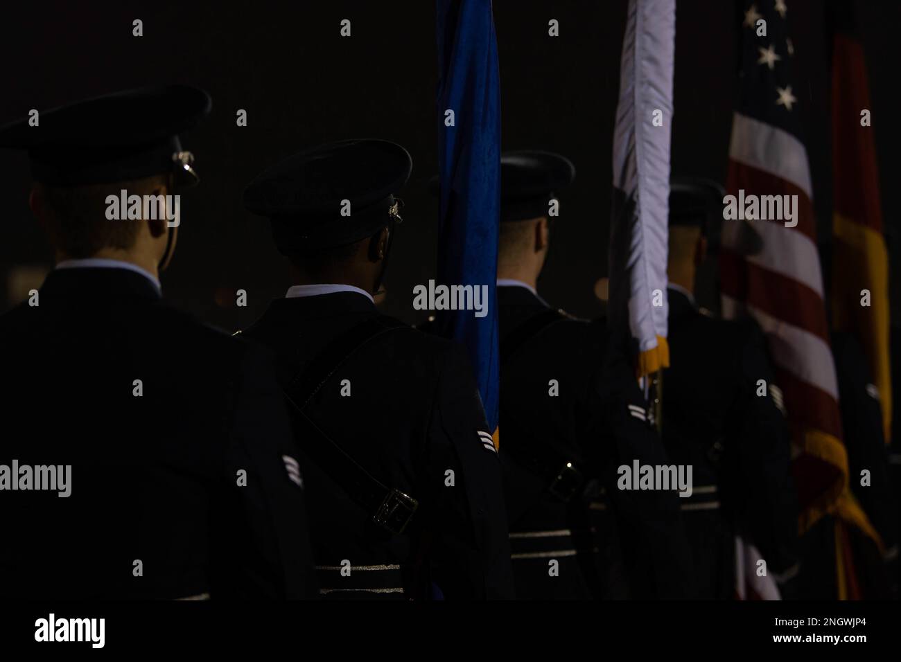 Die Ramstein Air Base Honor Guard präsentiert die Farben bei einem gemeinsamen Intramural-Fußballspiel auf dem Luftwaffenstützpunkt Ramstein, Deutschland, am 28. November 2022. Sportdirektoren vom Luftwaffenstützpunkt Ramstein und den USA Army Garrison Baumholder war Gastgeber der Veranstaltung, an der Organisationen aus allen Stützpunkten teilnahmen, um die Moral zu steigern. Stockfoto