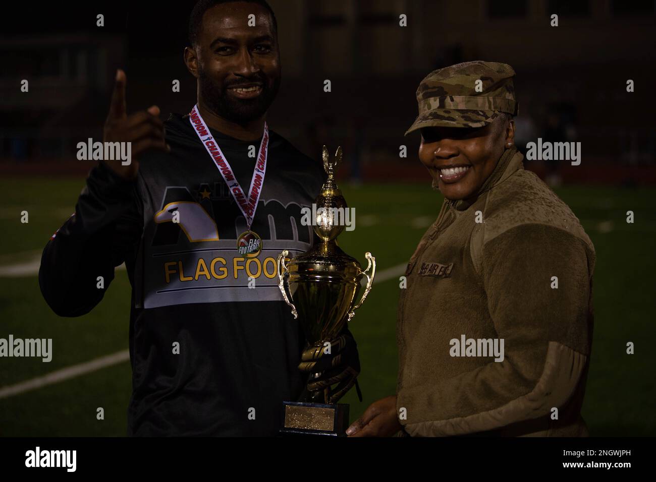 USA Oberst des Luftwaffenkommandos, Sergeant Charmaine Kelley, 86. Luftwaffenflügel, überreicht den MVP-Preis an die USA Army Staff Sergeant Justin Jordan, ein US-amerikanischer Army Garrison Baumholder Teamspieler, am 28. November 2022 auf dem Luftwaffenstützpunkt Ramstein, Deutschland. Jordan sagte, dass das USAG Baumholder Team von ihrem Vorteil profitieren konnte, die Saison gemeinsam zu spielen, um den Eröffnungssieg zu verwirklichen. Stockfoto