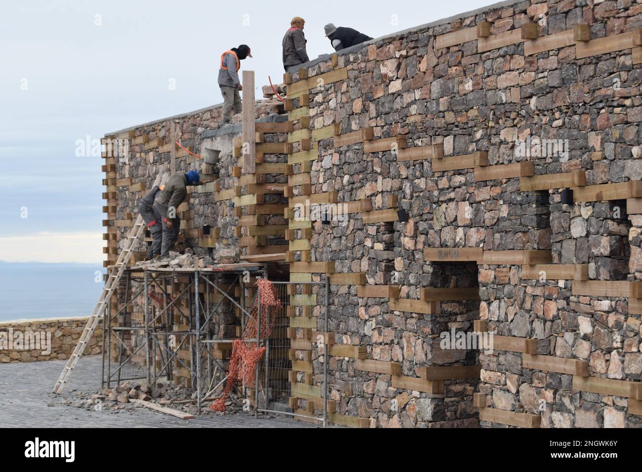 Bauarbeiter in der Kasbah in Agadir, Marokko, bauen Erdbeben widerstandsfähige Wände: Mörtelfreie Schichten von trockenem Stein wechseln sich mit Holz ab. Stockfoto