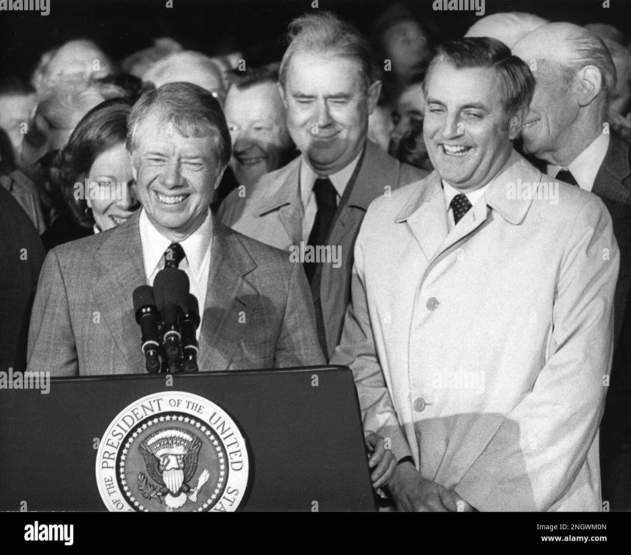 US-Präsident Jimmy Carter, Left, und US-Vizepräsident Walter Mondale, rechts, nachdem der Präsident am Andrews Air Force Base in Camp Springs, Maryland, ankam, nachdem die Friedensgespräche zwischen Ägypten und Israel am 14. März 1979 erfolgreich abgeschlossen wurden. Ägypten hat allen Bedingungen des Friedensvertrags zugestimmt, und die endgültige Entscheidung, ihn anzunehmen, liegt in einer Abstimmung in der israelischen Knesset. In der Mitte steht US-Außenminister Cyrus Vance. Kredit: Benjamin E. 'Gene' Forte/CNP Stockfoto