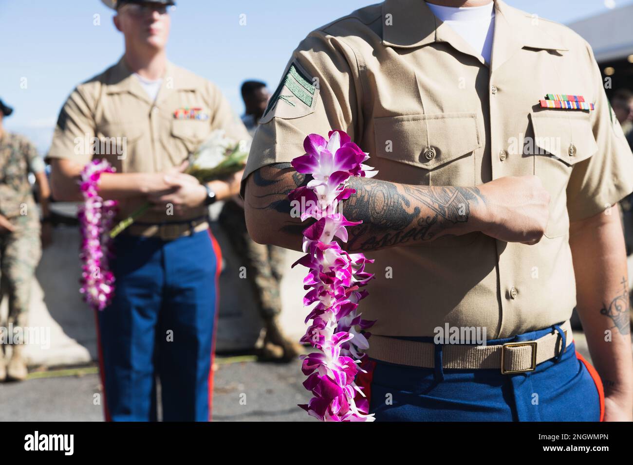 USA Marines mit der Marine Wing Support Squadron 174 bereiten sich darauf vor, den abgehenden und entgegenkommenden Sergeants Majors und ihren Familien während einer Hilfs- und Ernennungszeremonie für MWSS 174, Marine Corps Air Station Kaneohe Bay, Marine Corps Base Hawaii, 29. November 2022, zu präsentieren. Major Michael Marie Jr., Offgoing Sergeant Major, MWSS-174, wurde abgelöst von Major Kevin Hopkins, dem aufstrebenden Sergeant Major, MWSS-174. Stockfoto