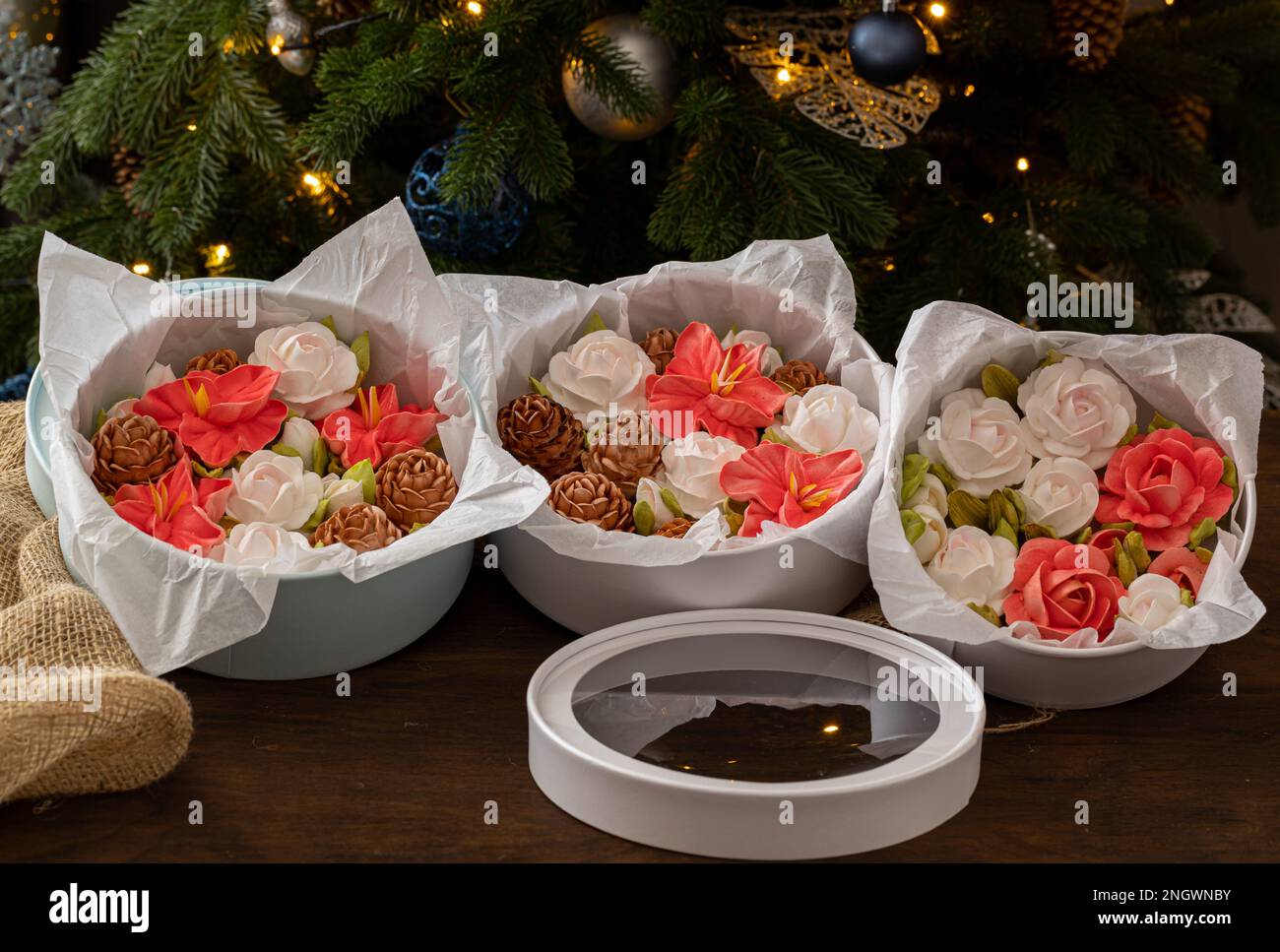 Marshmallow-Blumenstrauß in einer Geschenkbox auf dem Hintergrund eines Weihnachtsbaums, das Konzept einer festlichen Stimmung. Stockfoto