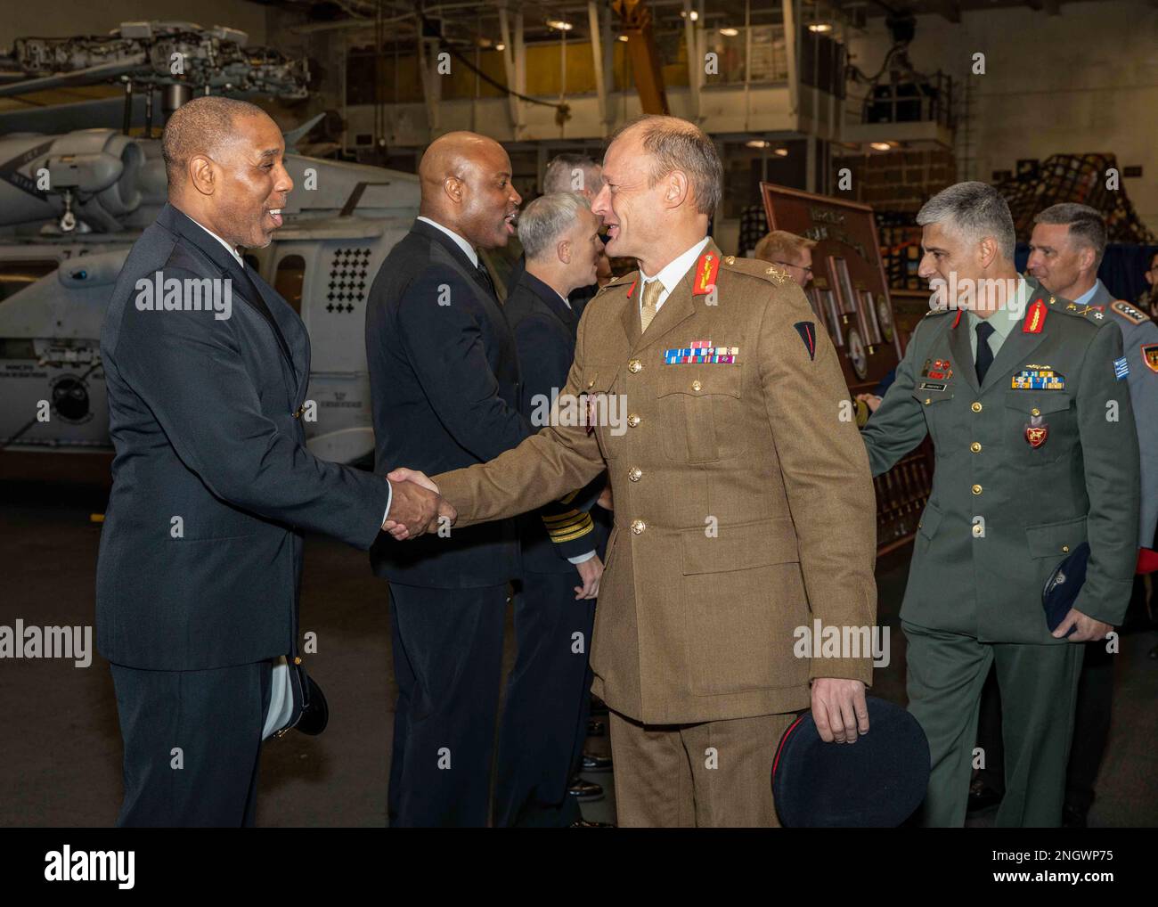 221129-N-MW880-1109 NEAPEL, Italien (29. November 2022) Carrier Strike Group (CSG) 10 Kommandomeister Claude Henderson) begrüßt Major General John Mead, stellvertretender Stabschef des Joint Force Command Naples, bei einem Empfang für örtliche Militär- und Zivilführer, die die US-italienische Beziehung ehren, an Bord des Flugzeugträgers USS George H.W. der Nimitz-Klasse Bush (CVN 77), während er am 29. November 2022 in der Bucht von Neapel ankerte. Die George H.W. Bush CSG befindet sich in einem geplanten Einsatz in den USA Marinestreitkräfte Europa Einsatzgebiet, angestellt von den USA Die sechste Flotte verteidigt US-, Alliierten- und Partnerinteressen Stockfoto