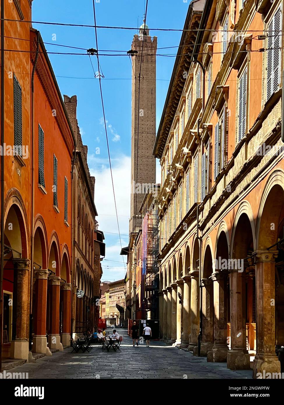 Blick auf die Straße auf den Asinelli-Turm, den höchsten der beiden schiefen Türme in Bologna, Italien Stockfoto