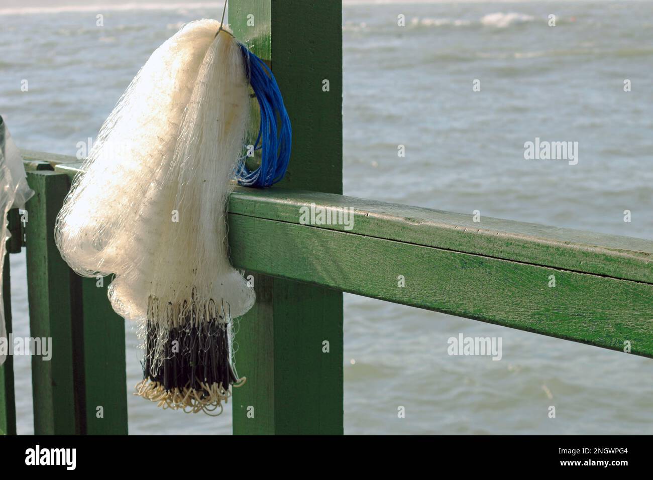 Instrument der Fischer, ein Netz, das am Pier hängt. Stockfoto