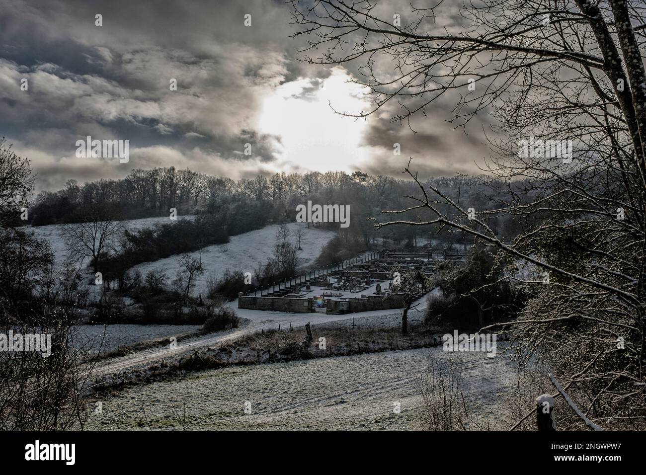 Dünne Schicht Schnee an einem bewölkten Tag - Friedhof unter dem Schnee | Fine couche de neige un jour nuageux - Cimetiere sous la neige Stockfoto