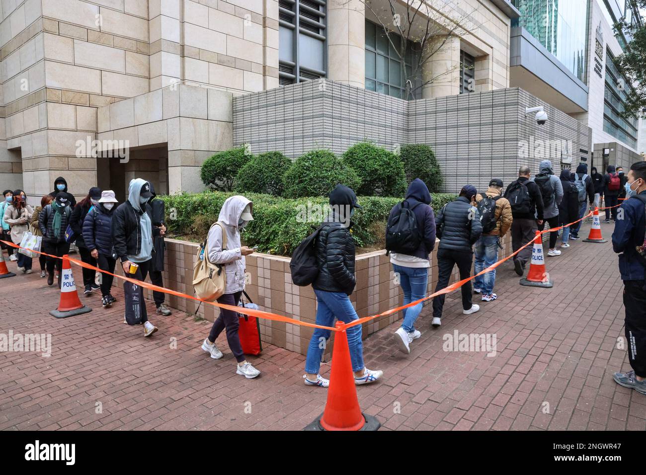 Prozess gegen die nationale Sicherheit Hongkongs; Staatsanwälte beschuldigen 47 Oppositionelle am West Kowloon Law Court. Das Bild zeigt Personen, die sich auf der Besuchertribüne anstellen, während des Prozesses gegen 16 Personen, gegen die eine Subversion-Anklage erhoben wurde. 13FEB23 SCMP /K. Y. Cheng Stockfoto