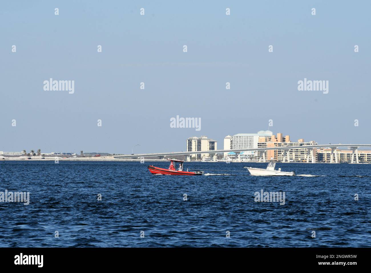 Sanibel, FL, USA - 29. November 2022 - Boote, die während des Hurrikans Ian vertrieben wurden, werden von Crews gesammelt. Jocelyn Augustino/FEMA Stockfoto