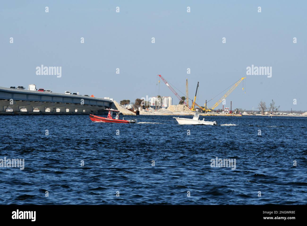 Sanibel, FL, USA - 29. November 2022 - Boote, die während des Hurrikans Ian vertrieben wurden, werden von Crews gesammelt. Jocelyn Augustino/FEMA Stockfoto