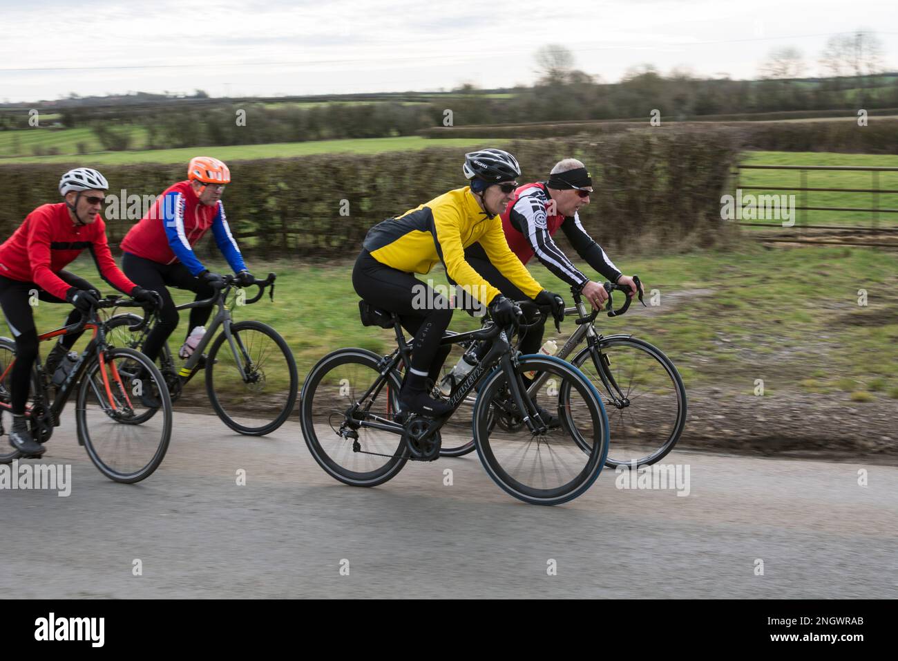 Sonntagmorgen Radfahrer auf einer Landstraße, Darlingscott, Warwickshire, England, Großbritannien Stockfoto