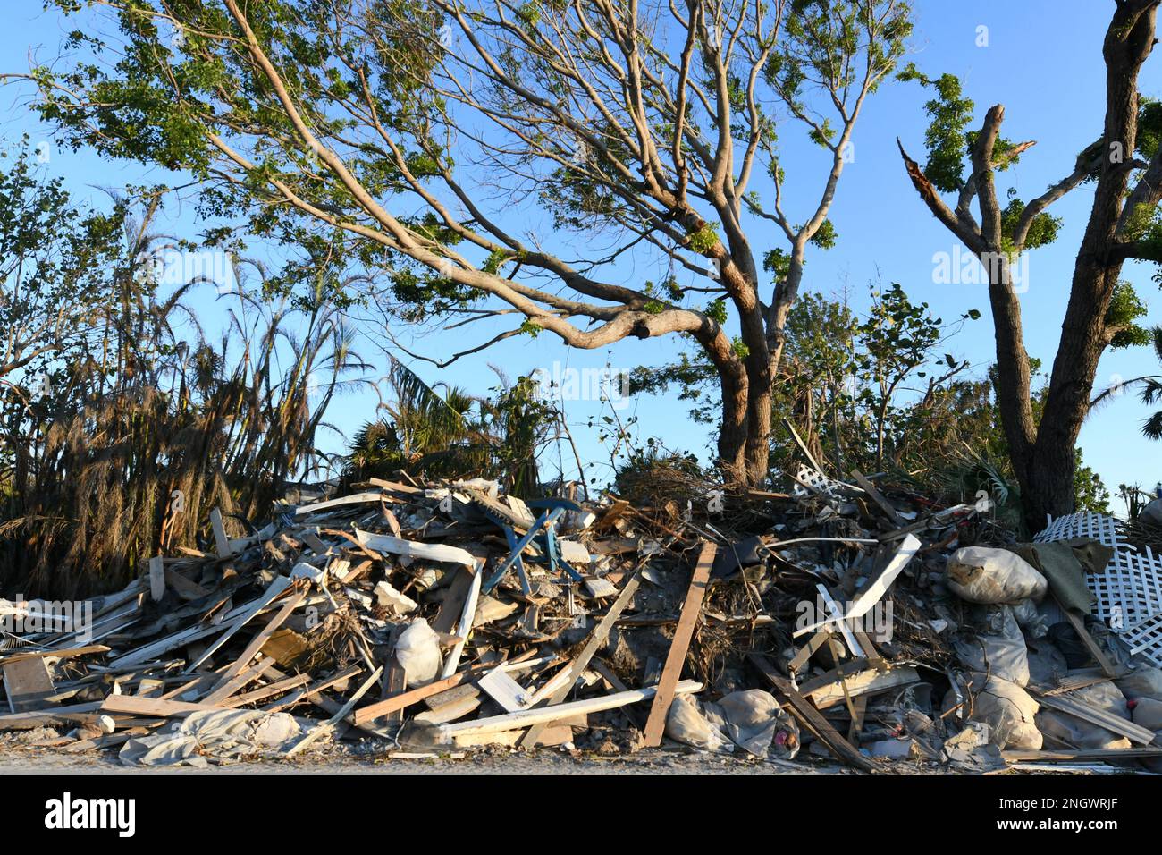 Sanibel, FL, USA - 29. November 2022 - Straßen nach Hurrikan Ian immer noch voller Trümmer. Jocelyn Augustino/FEMA Stockfoto