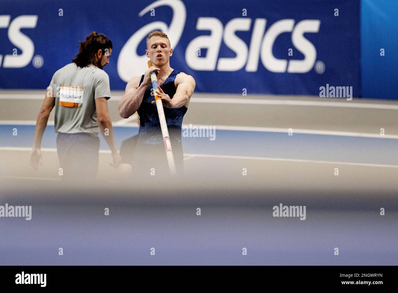 APELDOORN - Pole Vaulters Menno Vloon und Rutger Koppelaar am zweiten Tag der niederländischen Hallenathletik-Meisterschaft. ANP OLAF KRAAK niederlande raus - belgien raus Stockfoto