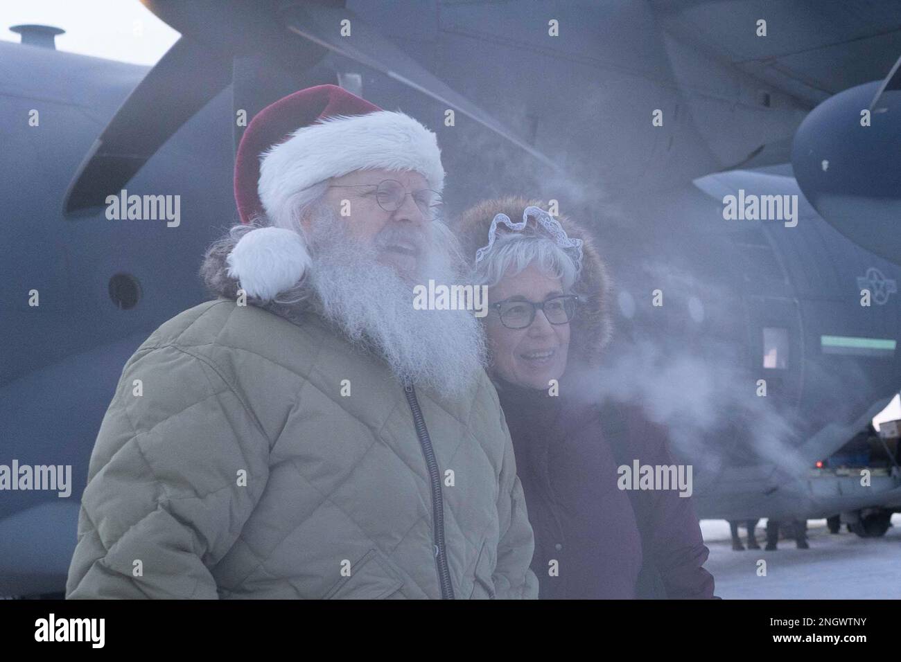 Santa, Mrs. Claus und mehr als drei Dutzend Elfen von der Alaska Air and Army National Guard haben sich mit der Heilsarmee zusammengetan, um 191 Kindern in Nuiqsut, Alaska, am 29. November 2022 1.420 Geschenke, Hygieneartikel und Bücher in Höhe von Pfund zu liefern. Die Alaska Air National Guard HC-130J Combat King II feierte 67 Jahre Operation Santa Claus, einen 176. Flügel, und diente als Schlitten des Weihnachtsmanns und lieferte der Gemeinde North Slope Borough eine gute Nachricht. (Alaska Air National Guard Foto von Major Chelsea Aspelund) Stockfoto