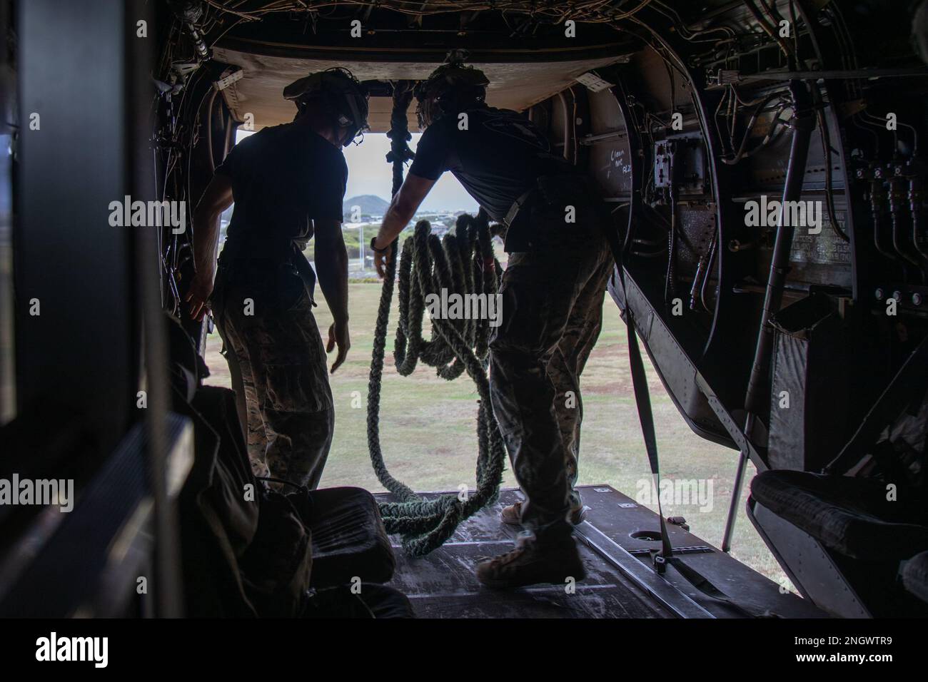 USA Marines mit 3D Littoral Combat Team, 3D Marine Littoral Regiment, 3D Marine Division Ritt auf dem Rücksitz eines MV-22 Osprey während eines schnellen Seiltrainings auf der Marine Corps Basis Hawaii, 29. November 2022. Diese Schulung bereitet das Unternehmen auf das Einsetzen und die Entnahme von Hubschraubern vor. Stockfoto