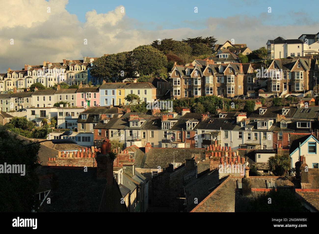 Terrassenhäuser in Penzance zur goldenen Stunde im Sommer. Mischung aus typischen britischen Wohnungen und Planungsstilen. Englische Nachbarschaft Stockfoto