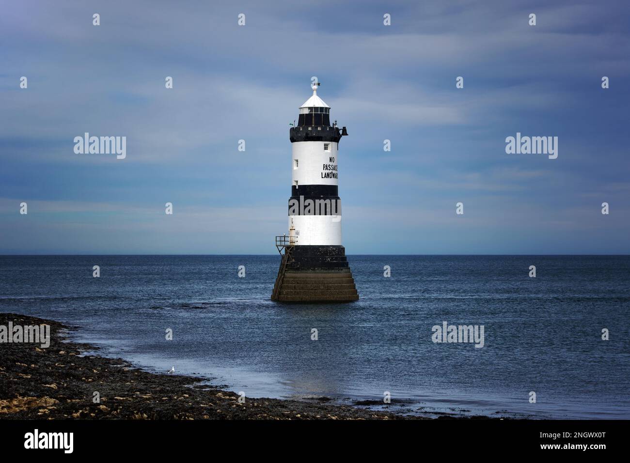 Der Penmon Lighthouse (Trwyn Du Lighthouse in Welsh) am Penmon Point in Anglesey, North Wales, wurde zwischen 1835 und 1838 erbaut. Stockfoto