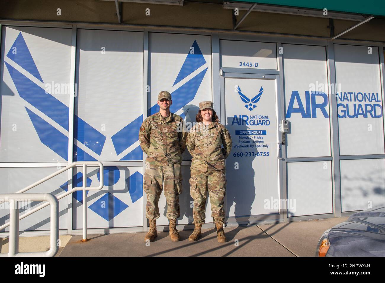 Technik. Sgt. Hannah Gibbens, Rekrutiererin des 131st Bomb Wing, und Senior Airman Joseph McKinney, Rekrutierer, decken am 29. November 2022 die südwestliche Region von Missouri ab und rekrutieren sie vom Rekrutierungsbüro der Missouri Air National Guard in Springfield, Missouri. Am 1. Oktober 2022 nahm das Büro seine Tätigkeit wieder auf, wobei ein hauptamtlicher Rekrutierer die Anforderungen für die südwestliche Region von Missouri erfüllen sollte. 131. Bombenflügel, MOANG, Missouri Air National Guard, Springfield Missouri, Büro, Rekrutierung, Stockfoto