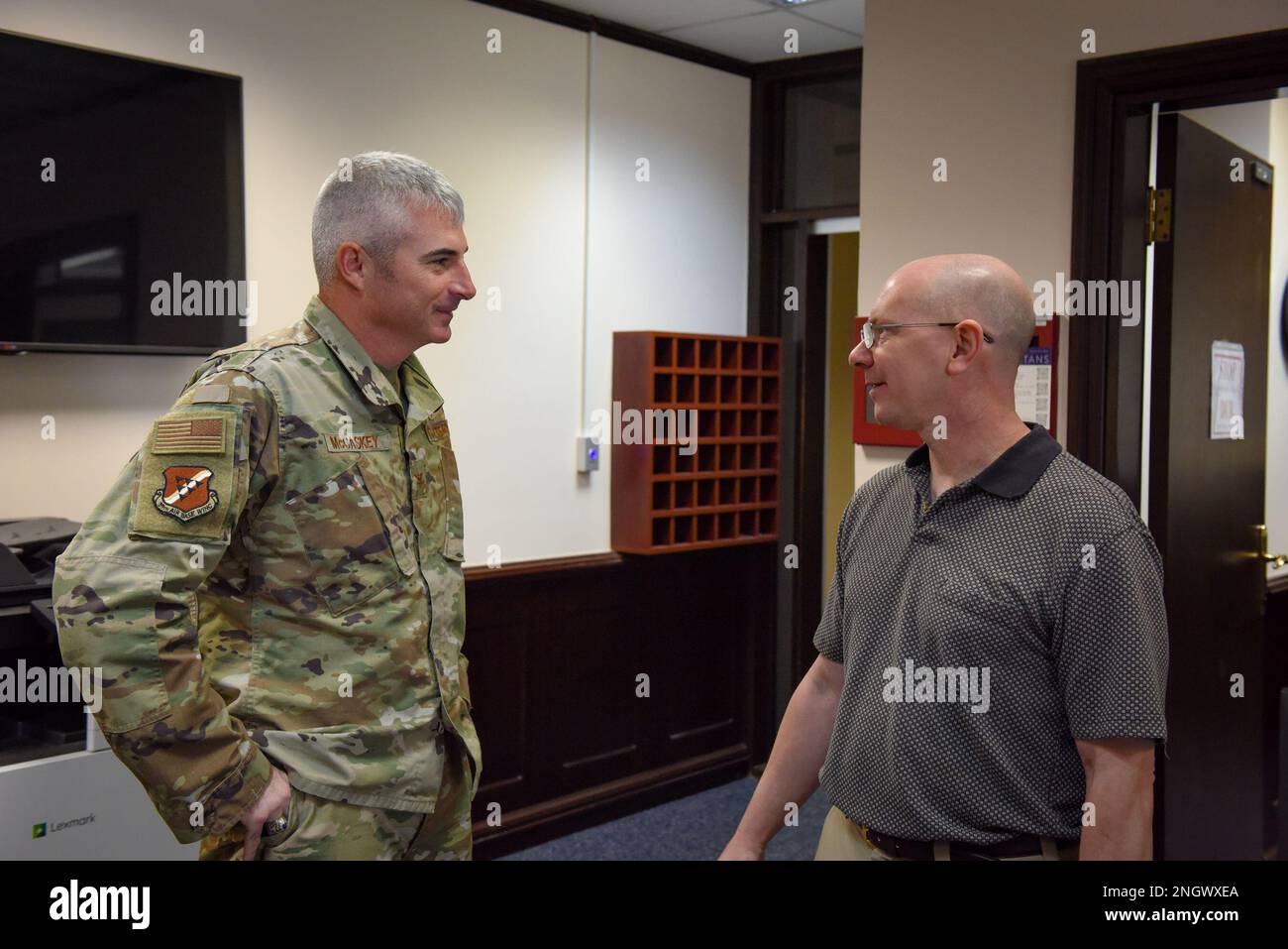 Oberst Kevin McCaskey, Left, 39. Stellvertretender Befehlshaber der Luftwaffe, spricht mit Oberst Scott Thompson, United States Air Forces in Europe und Air Forces Africa Director of Financial Management and Comptroller, am Luftwaffenstützpunkt Incirlik, Türkei, 29. November 2022. Thompson und Chief Master Sgt. Shiona Meyer, der geschäftsführende Leiter des Finanzmanagements und der Rechnungsprüfer der USAFE-AFAFRICA, besuchten die Finanzteams der Luftwaffe 39. und ihrer geografisch getrennten Einheiten, um ihre Fähigkeiten und Ressourcen sowie die einzigartigen Herausforderungen, denen sie gegenüberstehen, zu beobachten. Mit diesem Wissen kann USAFE-AFAFRICA FM als Leitfaden dienen Stockfoto