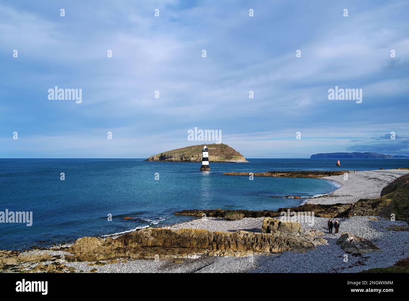 Puffin Island (Ynys Seiriol in Wales) liegt in der Nähe von Penmon Point, Anglesey, North Wales. Es ist ein Vogelschutzgebiet für viele Arten von Seevögeln. Stockfoto