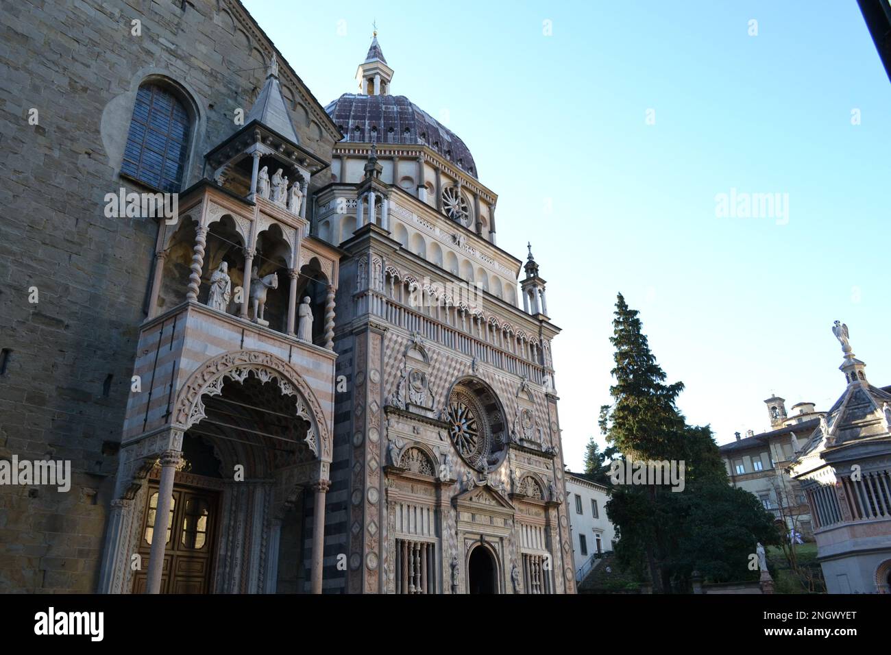 Fassade der berühmten Kathedrale - Basilika Santa Maria Maggiore ist eine große Kirche in der oberen Stadt Bergamo, Norditalien. Stockfoto