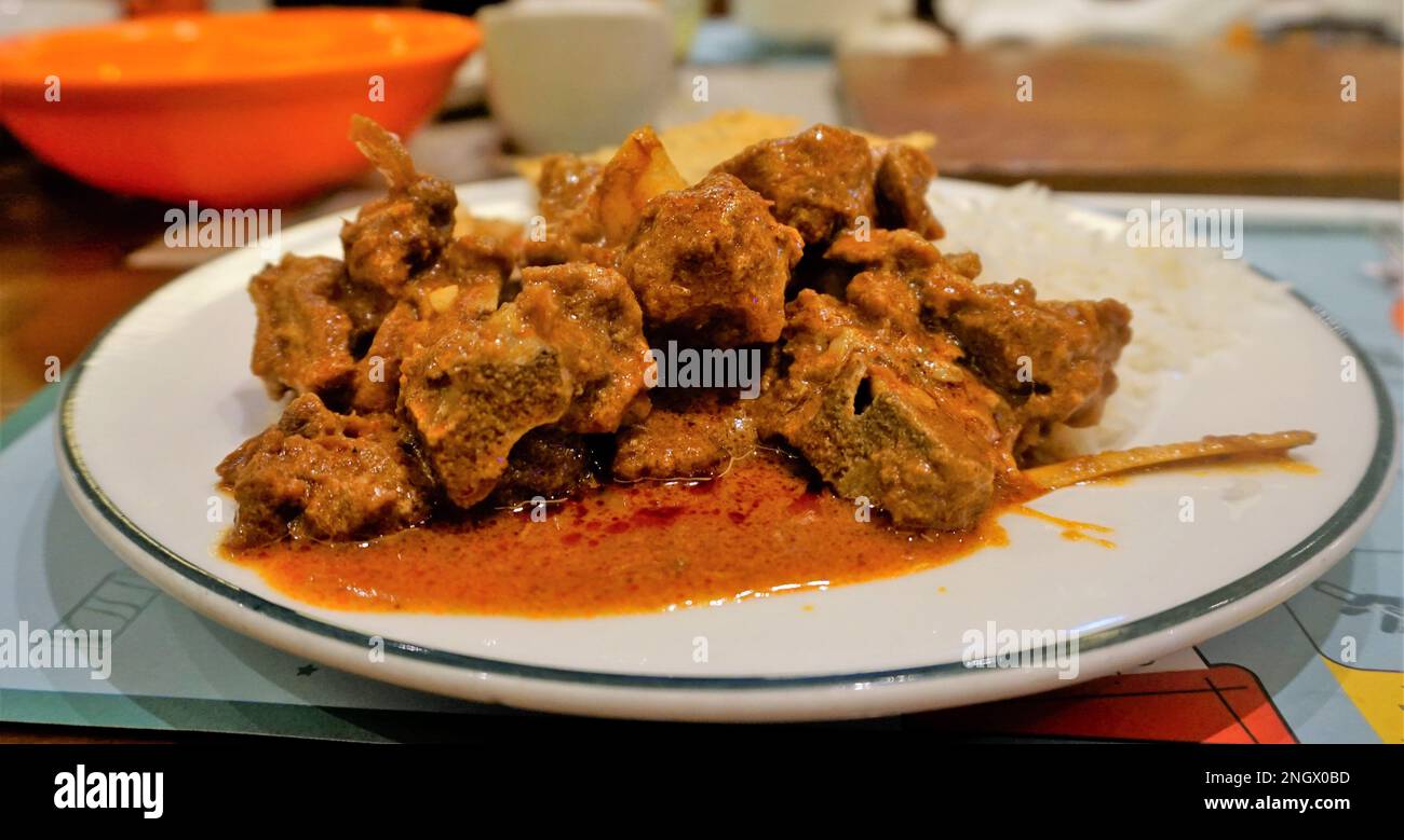 Eine kleine Portion scharfes Rogan josh Hammel- oder Ziegencurry mit aromatischem Basmati-Reis oder Chawal Stockfoto