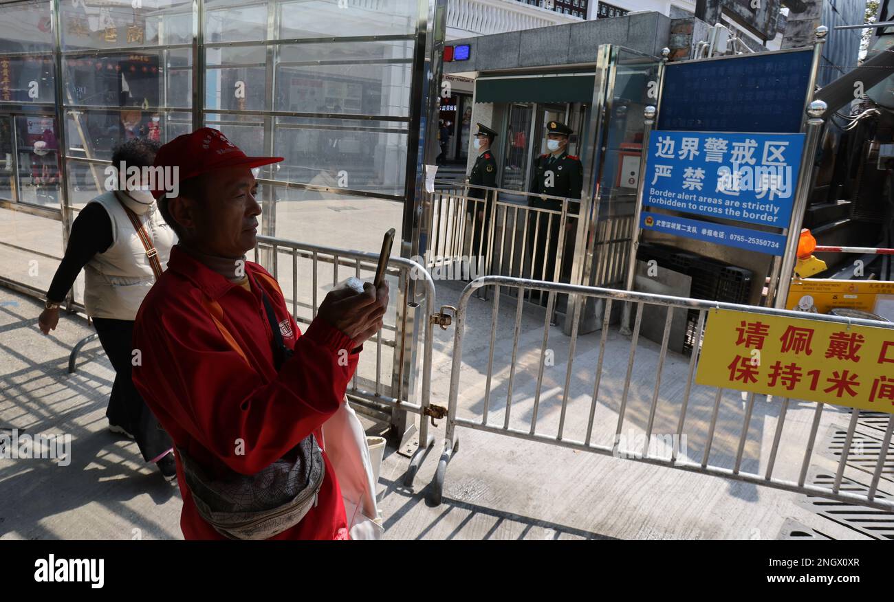 Die Leute überqueren die Grenze in der Chung Ying Street in Sha Tau Kok und die Grenze wird nach drei Jahren wieder geöffnet. 15FEB23. SCMP/Mai Tse Stockfoto