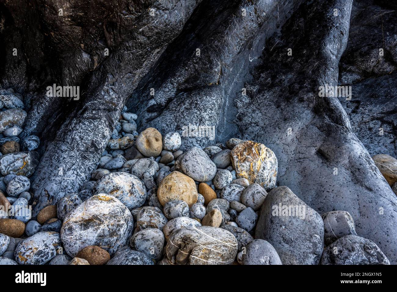 Felsige Küste und farbenfrohe Steine in Praia da Adraga, Colares, Portugal Stockfoto