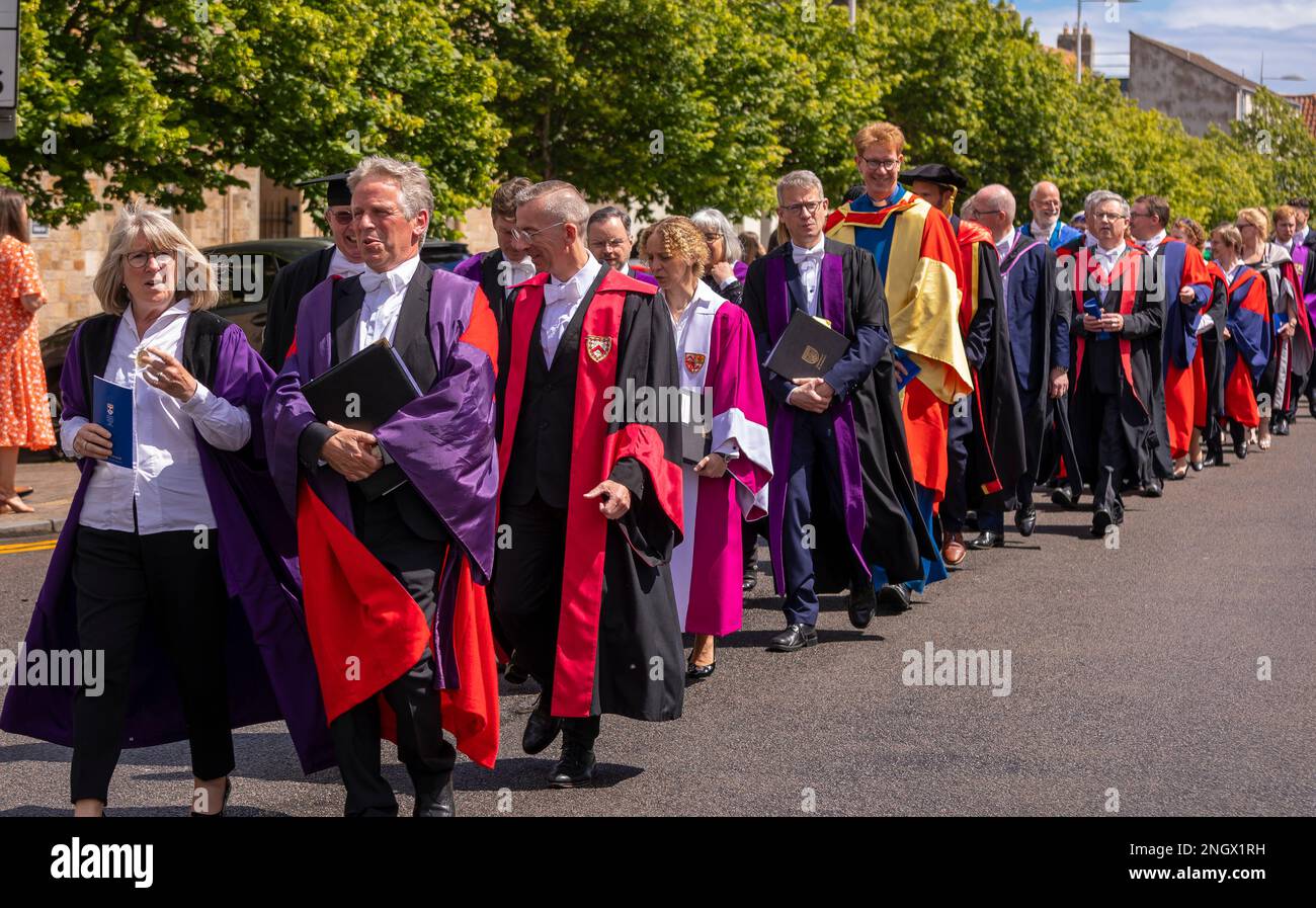 ST. ANDREWS, FIFE, SCHOTTLAND, EUROPA - Fakultät und Mitarbeiter während der Abschlussprozession an der St. Andrews University. Stockfoto