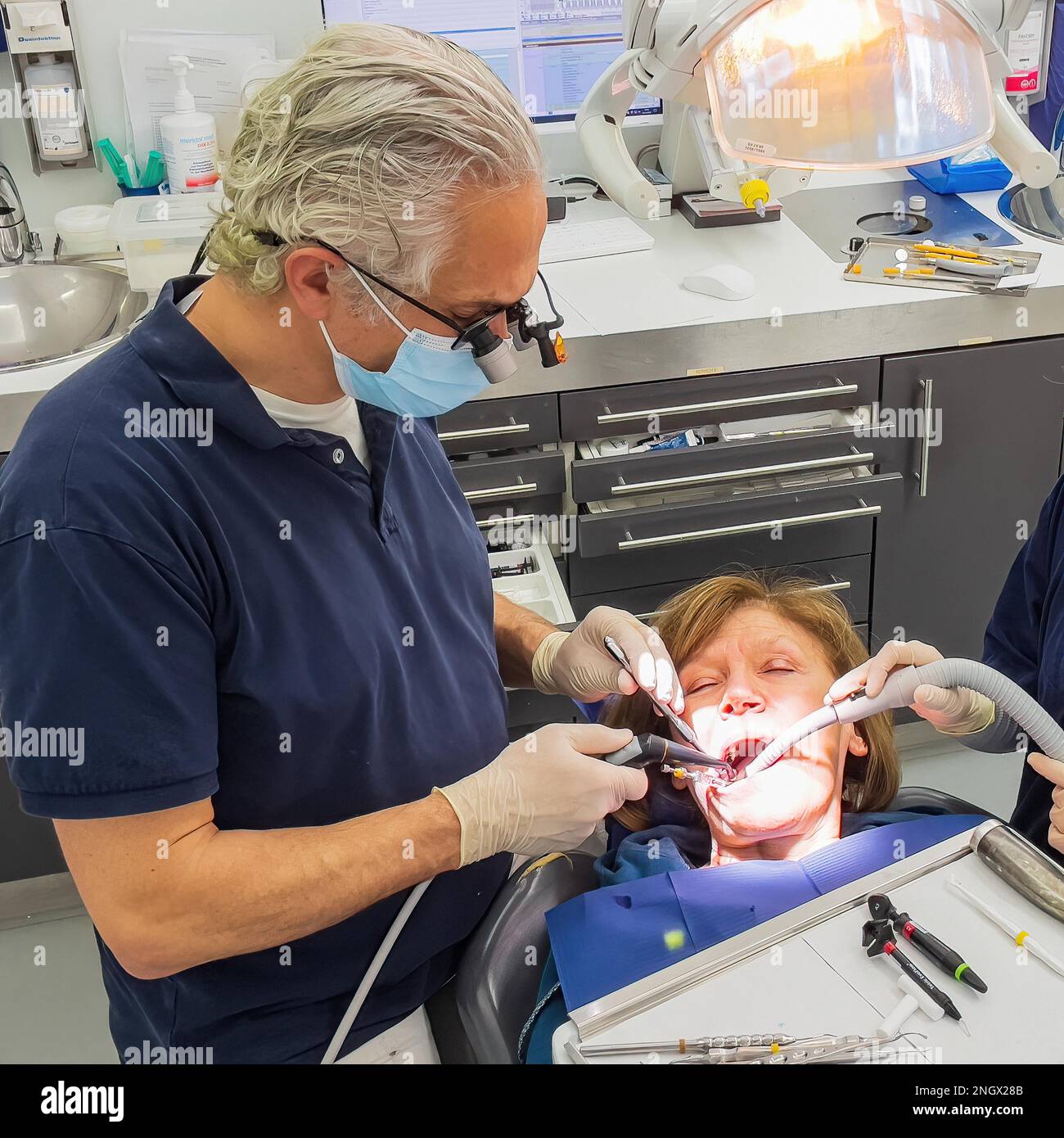 Zahnarzt macht Zahnprophylaxe führt Zahnbehandlung Kariesbehandlung, Deutschland Stockfoto