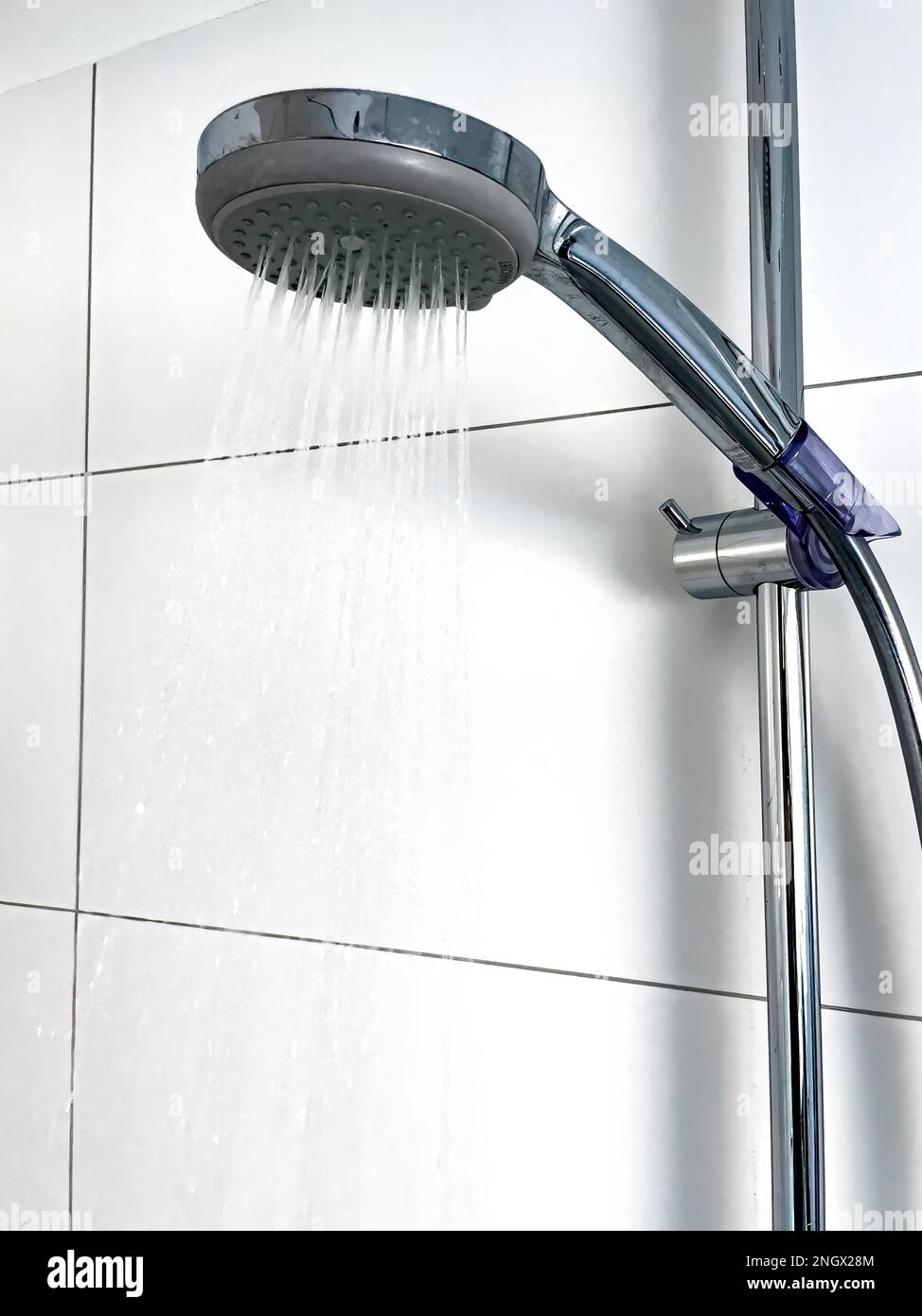 Fließendes Wasser aus der Dusche mit normalem Economy-Duschkopf und  niedrigem normalem Wasserverbrauch, Deutschland Stockfotografie - Alamy