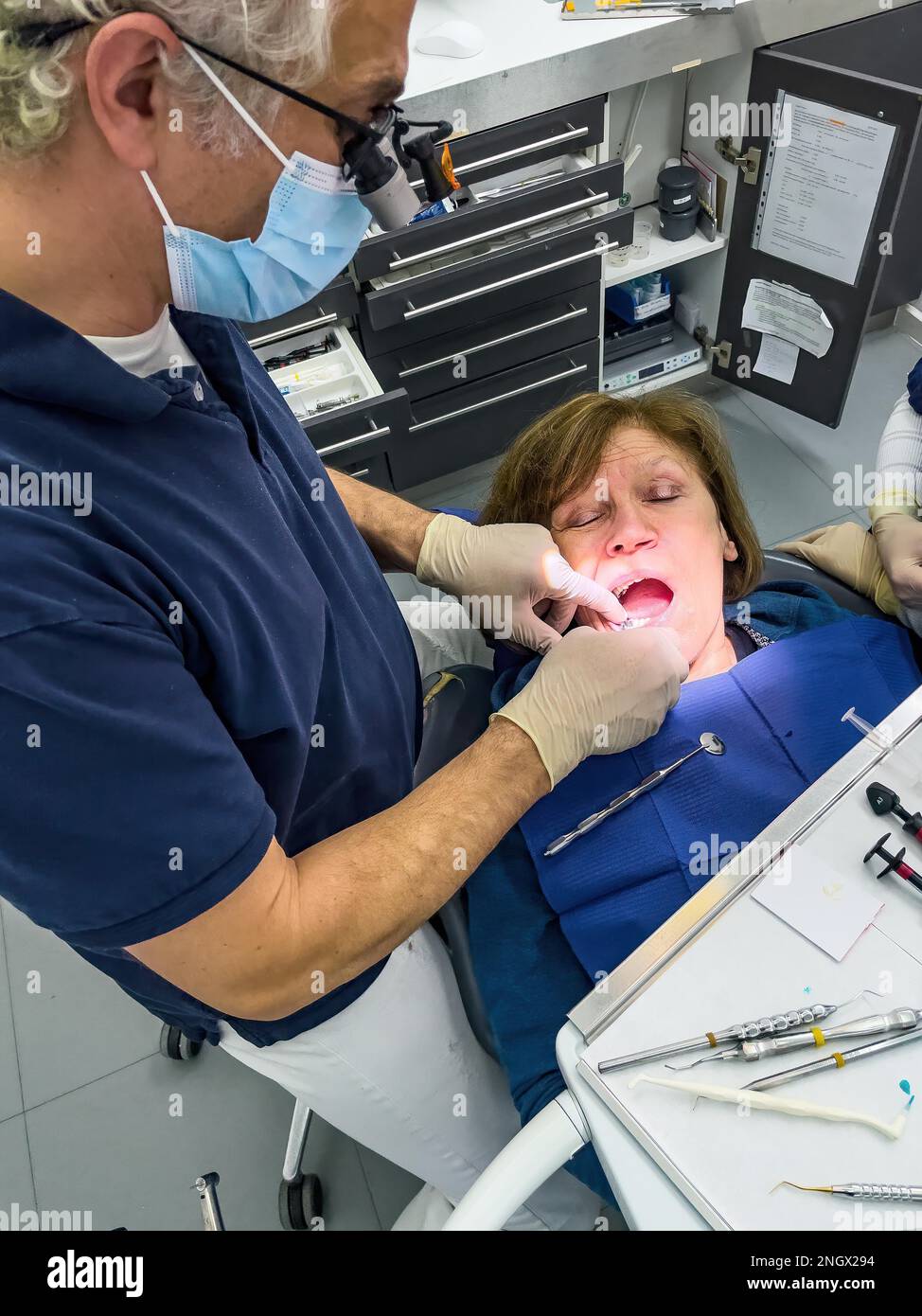 Zahnarzt untersucht Patienten Gebiss führt Zahnprophylaxe Zahnbehandlung Kariesbehandlung durch, Deutschland Stockfoto
