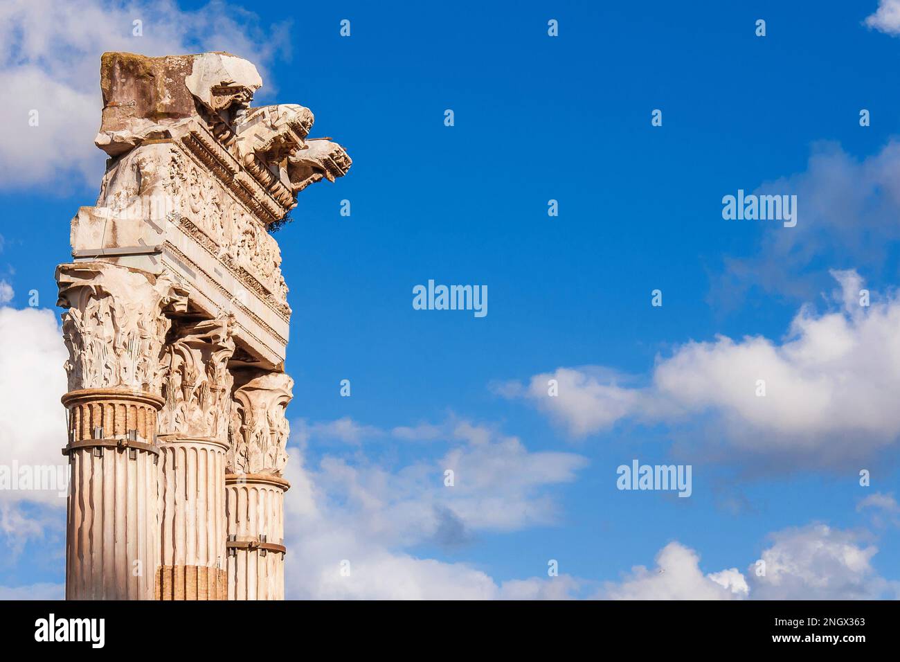 Archäologie und antike römische Architektur. Tempel der Venus-Genetrix-Säulen aus dem Caesar's Forum, antike Ruinen in Rom, zwischen Wolken Stockfoto