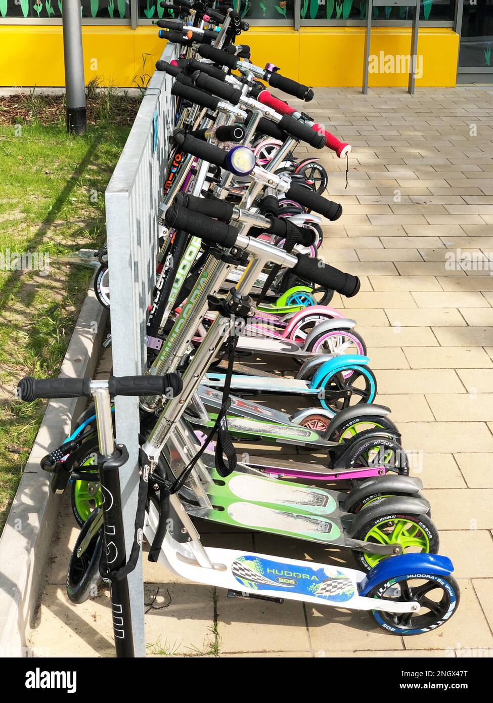 Hannover, Deutschland - 24. Mai 2019: Eine Reihe Kinderroller vor dem Schulgebäude geparkt Stockfoto