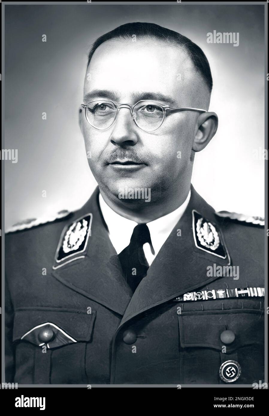 HIMMLER NAZI Heinrich Luitpold Himmler WW2 Nazi. War Reichsführer des Schutzpersonals und führendes Mitglied der Nazi-Partei Deutschlands. Himmler war einer der mächtigsten Männer in Nazideutschland und der Hauptarchitekt des Holocaust. Datum 1942 Er beging Selbstmord, bevor er wegen Verbrechen gegen die Menschlichkeit angeklagt wurde. Stockfoto