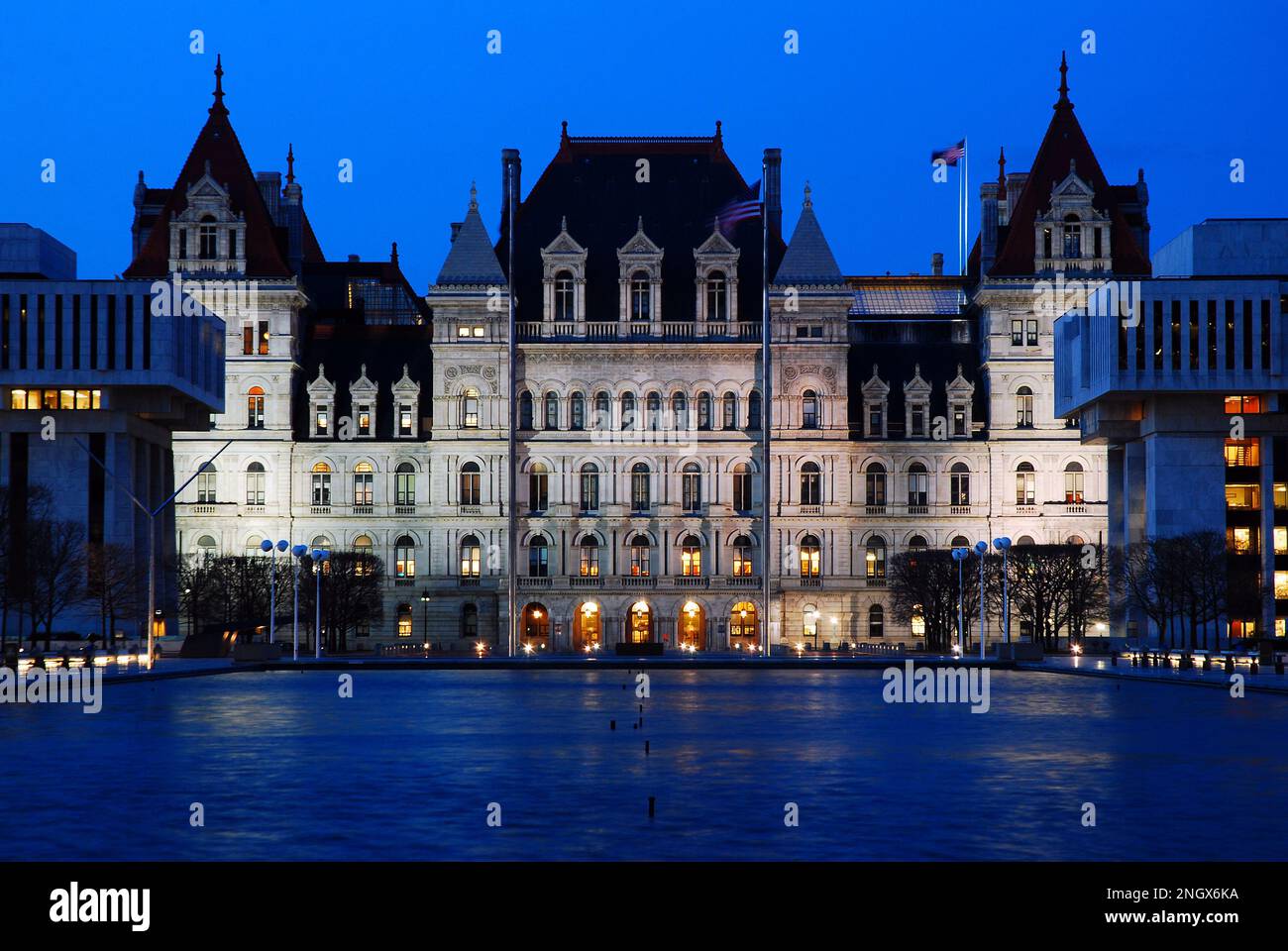 New York State Capitol, in Albany, New York in der Abenddämmerung Stockfoto