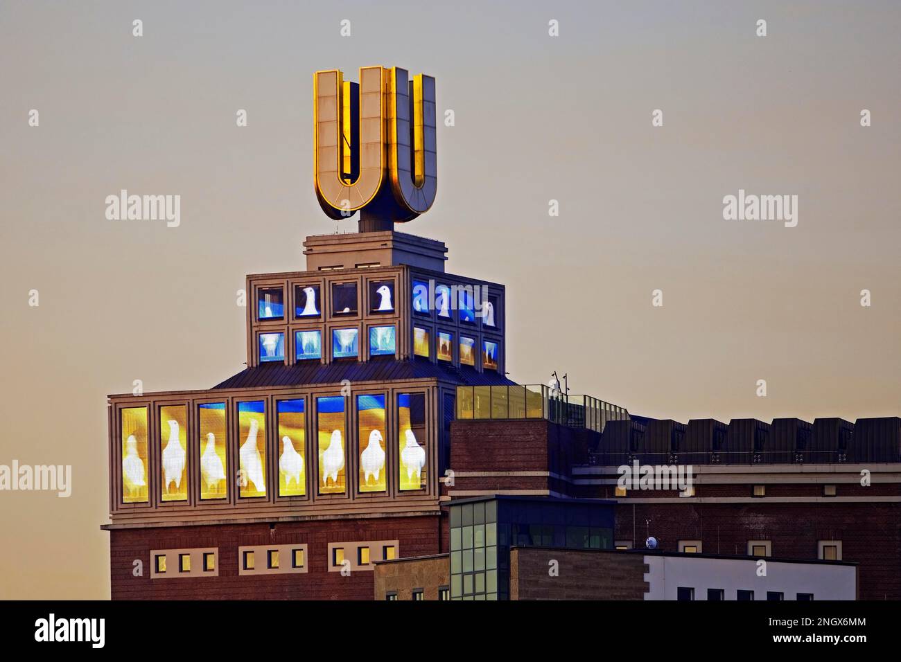 Dortmunder U, Flying pictures von Adolf Winkelmann mit Friedentauben und Flagge der Ukraine, Dortmund, Deutschland Stockfoto