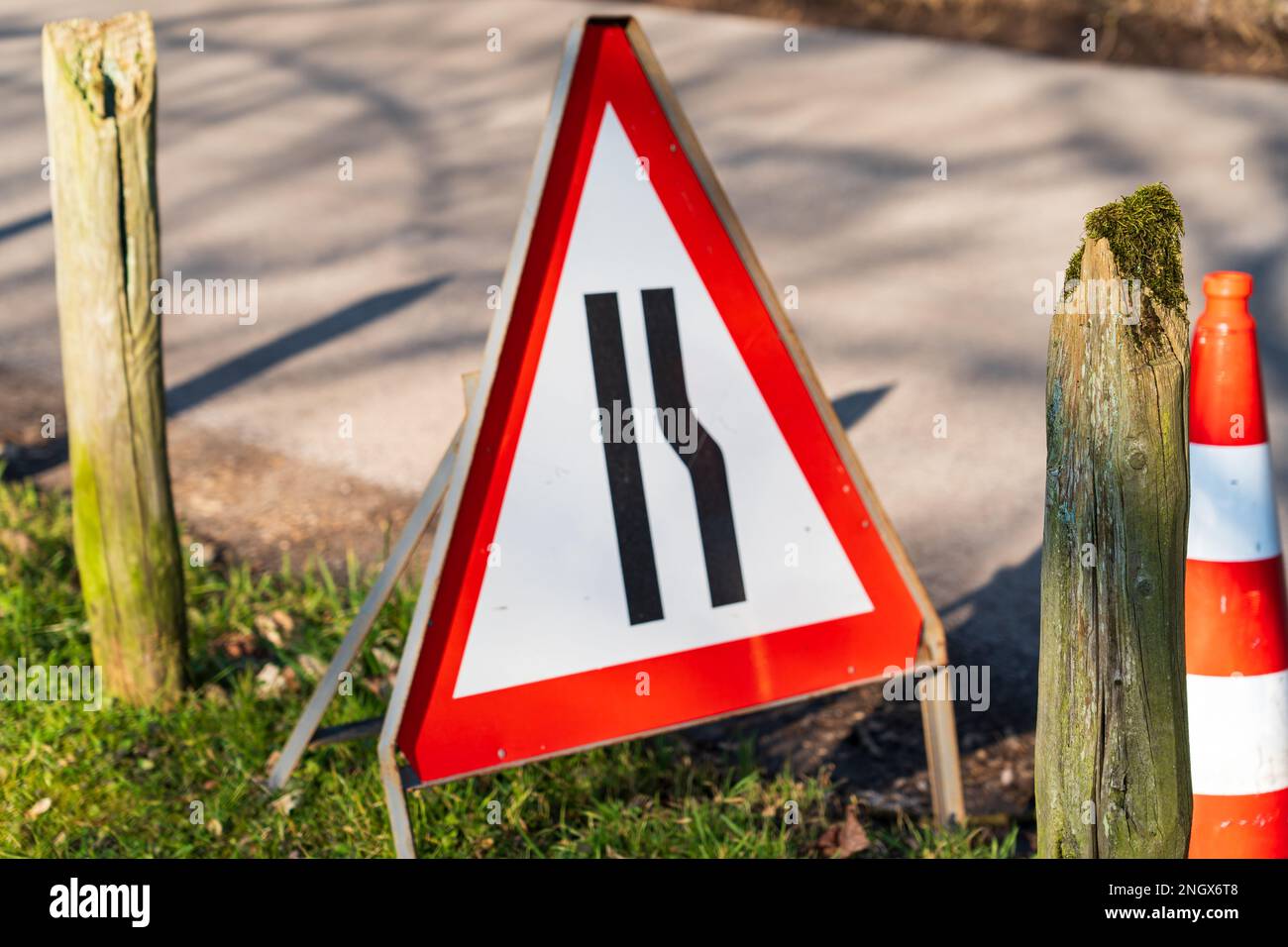 Verkehrszeichen des Vereinigten Königreichs, das besagt, dass eine Spur auf einem roten und weißen Warndreieck verengt wird Stockfoto