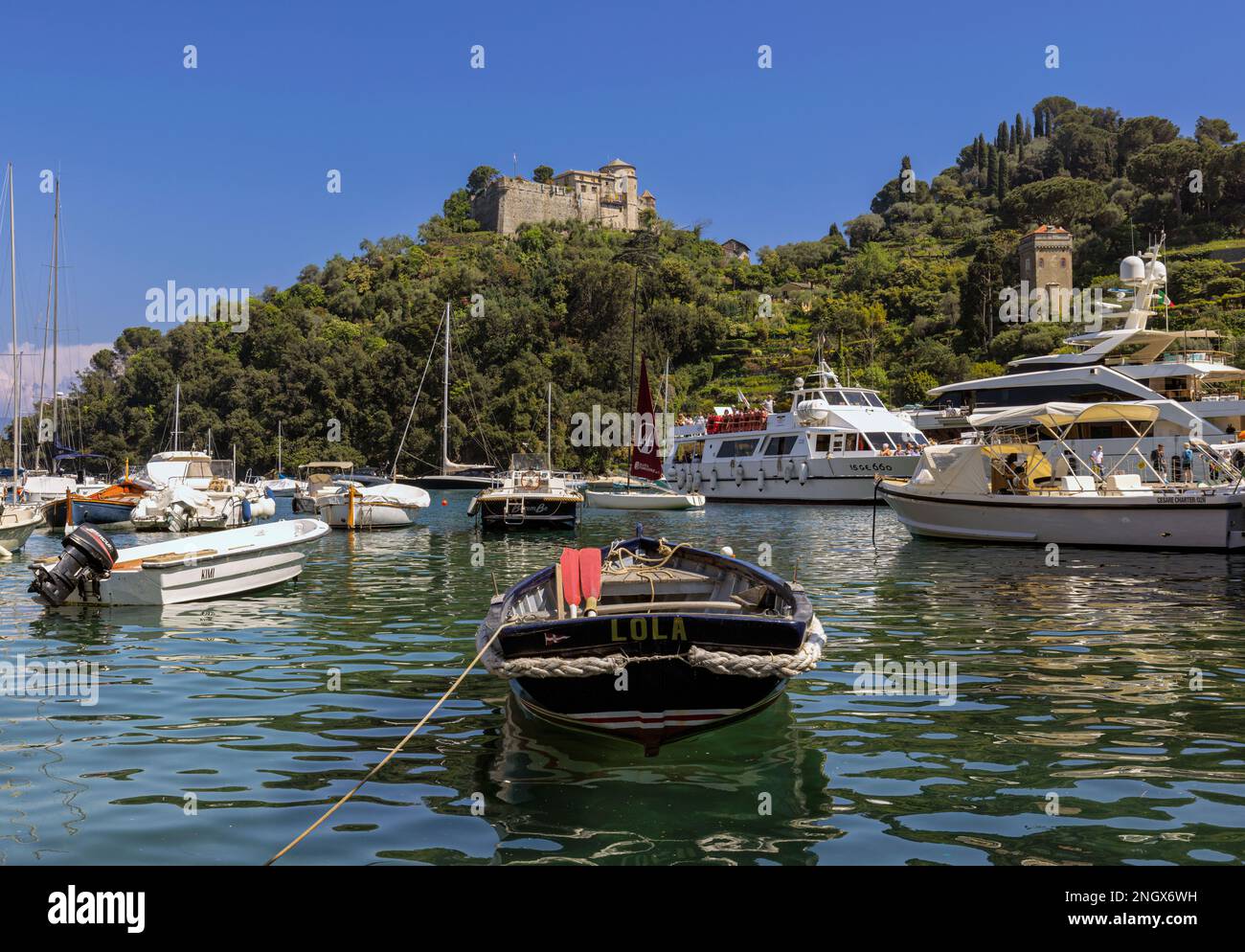 Portofino, Provinz Genua, Ligurien, Italienische Riviera, Italien. Das Gebäude auf dem Hügel im Hintergrund ist das Haus-Museum Castello Brown, oder Castle B Stockfoto