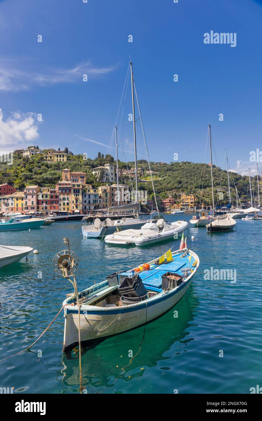 Portofino, Provinz Genua, Ligurien, Italienische Riviera, Italien. Fischerboot im Hafen. Stockfoto