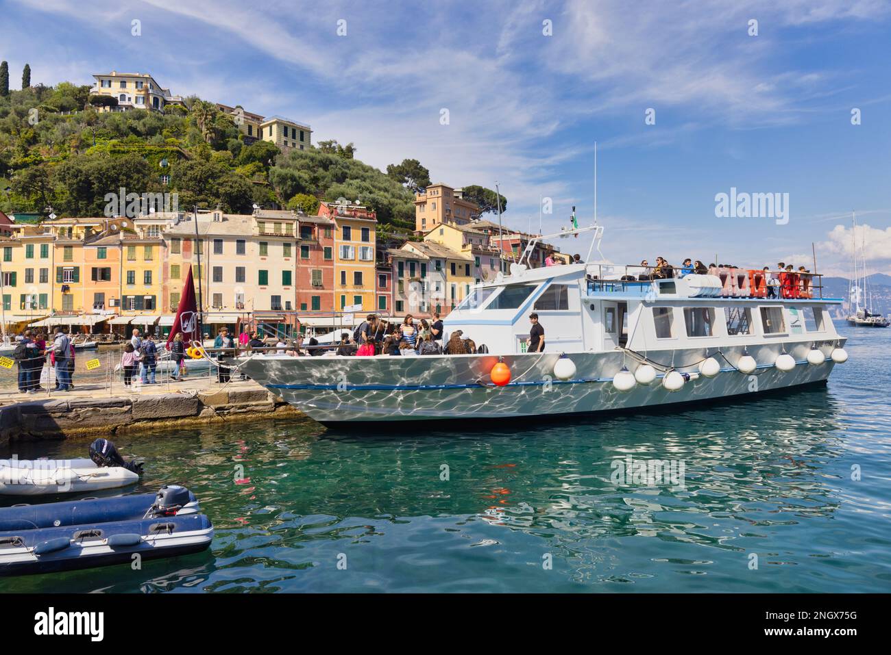 Portofino, Provinz Genua, Ligurien, Italienische Riviera, Italien. Tourboot. Stockfoto