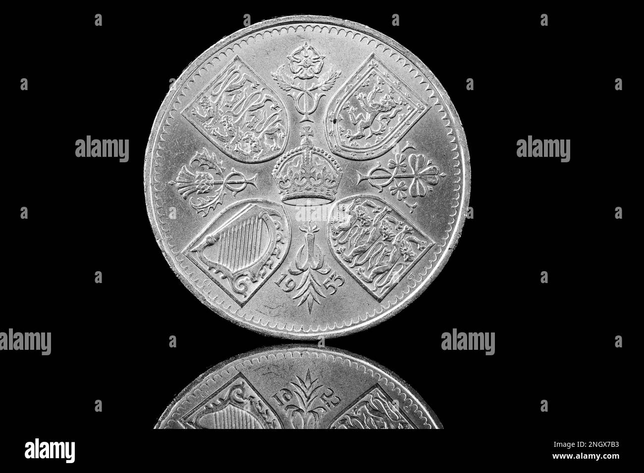 Umkehrung einer 1953-Dollar-Kronenmünze, die zur Erinnerung an die Krönung von Königin Elizabeth II. Ausgegeben wurde Sie ist auch auf der 2022 50p-Euro-Münze zu sehen Stockfoto