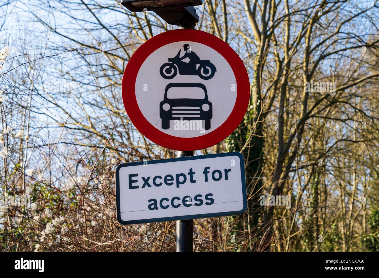 Britisches Verkehrszeichen mit der Aufschrift „Keine Kraftfahrzeuge“ in einem rot-weißen Warnkreis Stockfoto