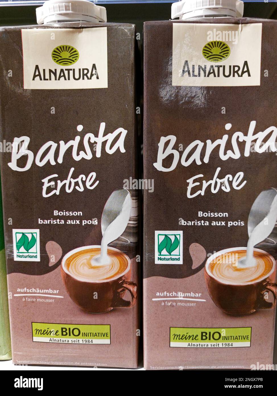 Vegetarische Milchalternativen-Pakete von Alnatura in einem Supermarkt Stockfoto