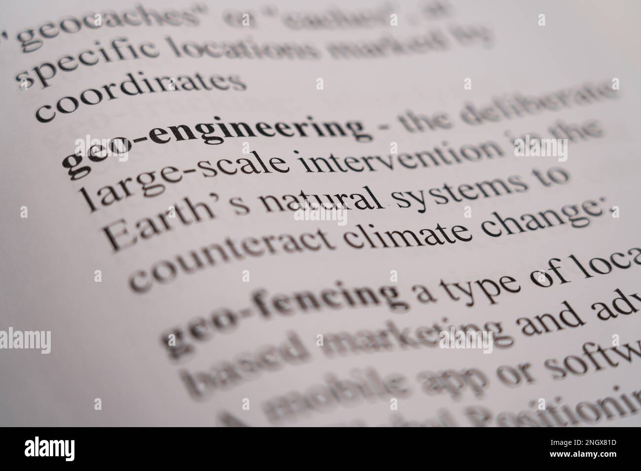 Eine Nahaufnahme eines Wörterbuchs mit dem Wort Geo-Engineering Stockfoto